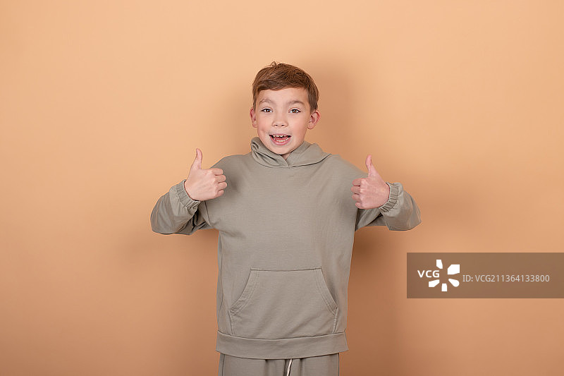 穿绿衣的快乐少年肖像图片素材