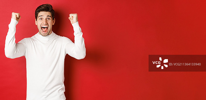 举起双手的兴奋男子图片素材