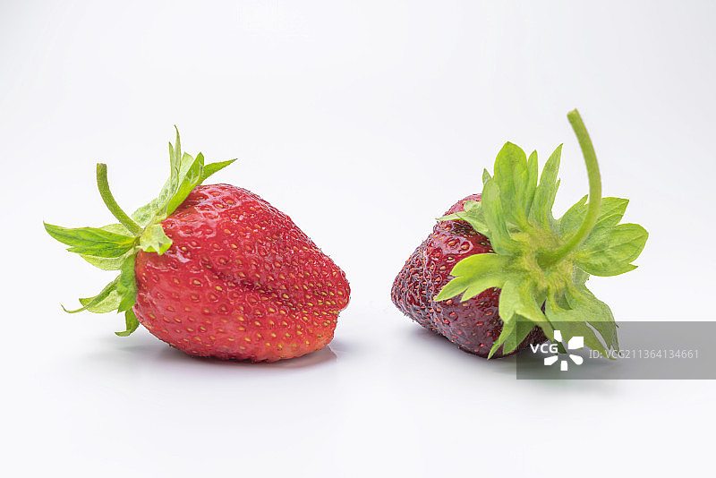 白色背景上的草莓与叶子图片素材