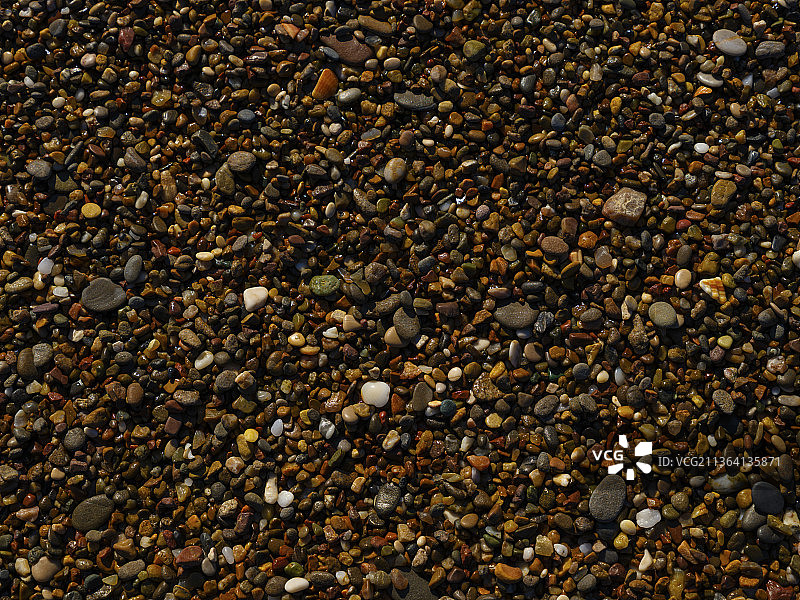 海滩彩色鹅卵石全景图片素材