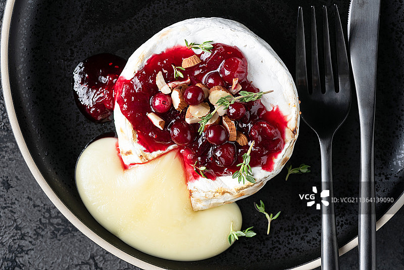 烤卡门贝尔奶酪配蔓越莓和坚果图片素材