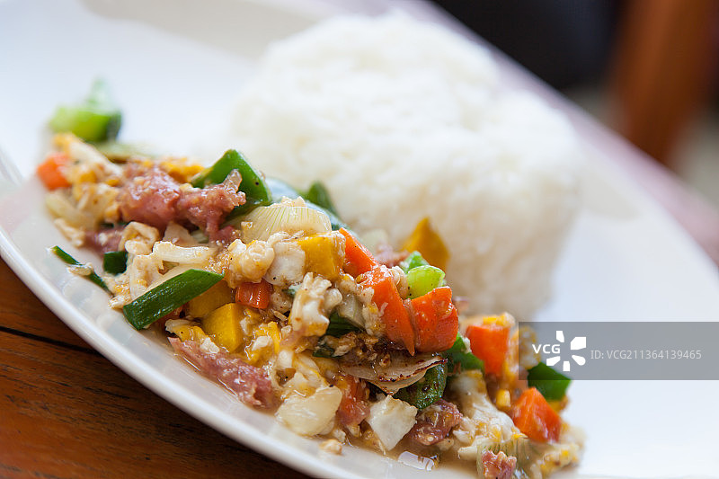 炒蔬菜米饭，上桌菜肴特写图片素材