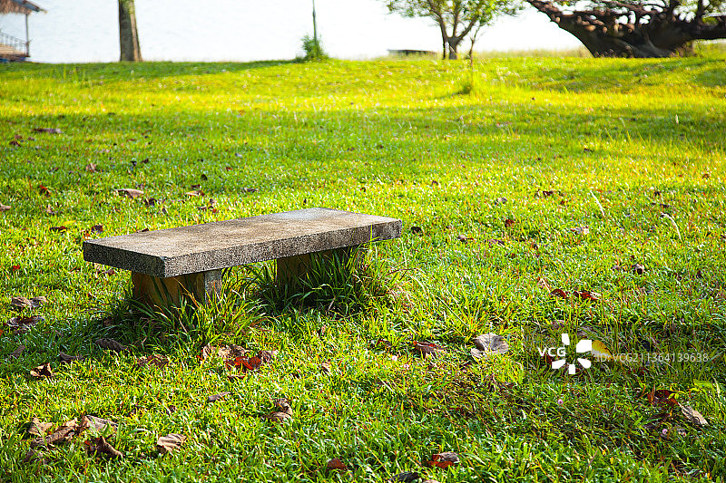 草坪上的长椅，田野上的空长椅图片素材