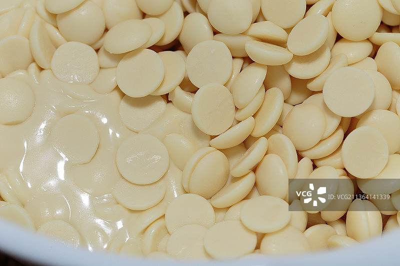 融化的白巧克力块图片素材