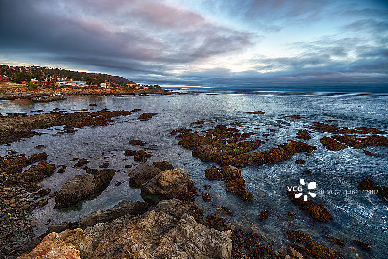 海湾全景，加利福尼亚州坎布里亚海景图片素材