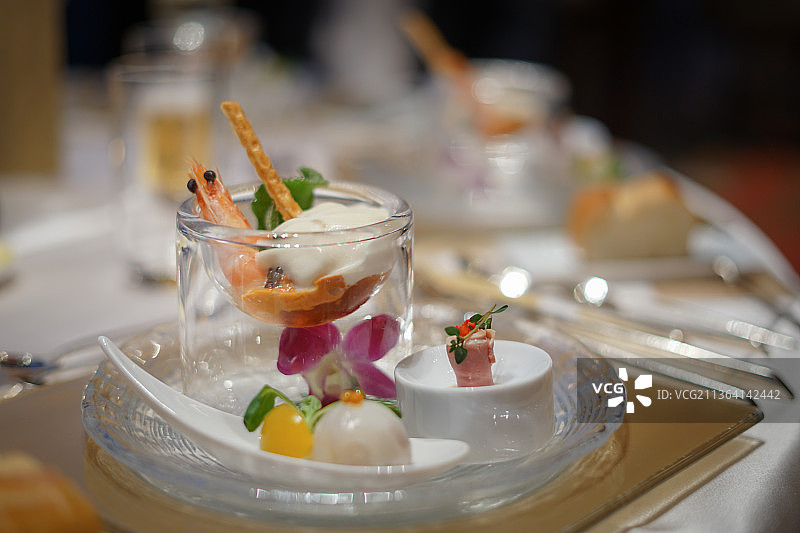 婚礼招待会上的餐点，餐盘中的甜点特写图片素材