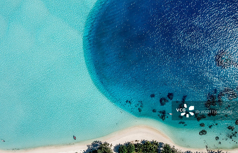波拉波拉泻湖清澈浅水图片素材