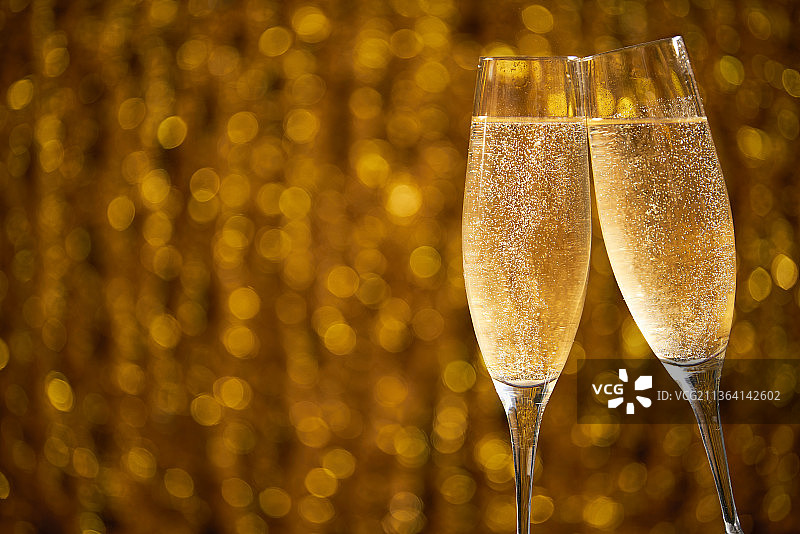 婚礼闪耀光斑效果下的两杯香槟图片素材