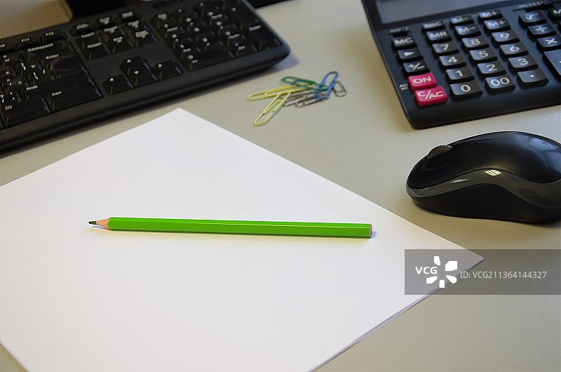 配有计算器和记事本的办公室或家庭工作场所图片素材