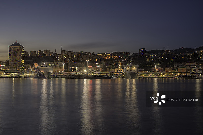 夜色下的热那亚港口，海滨城市风光图片素材