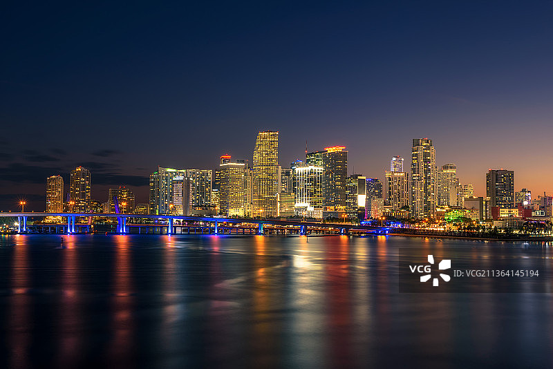 迈阿密市中心天际线与比斯坎湾夜景图片素材