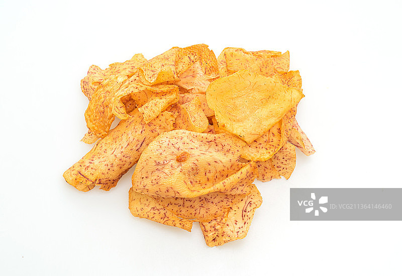 白色背景上的芋头片，白色背景上的土豆片特写图片素材