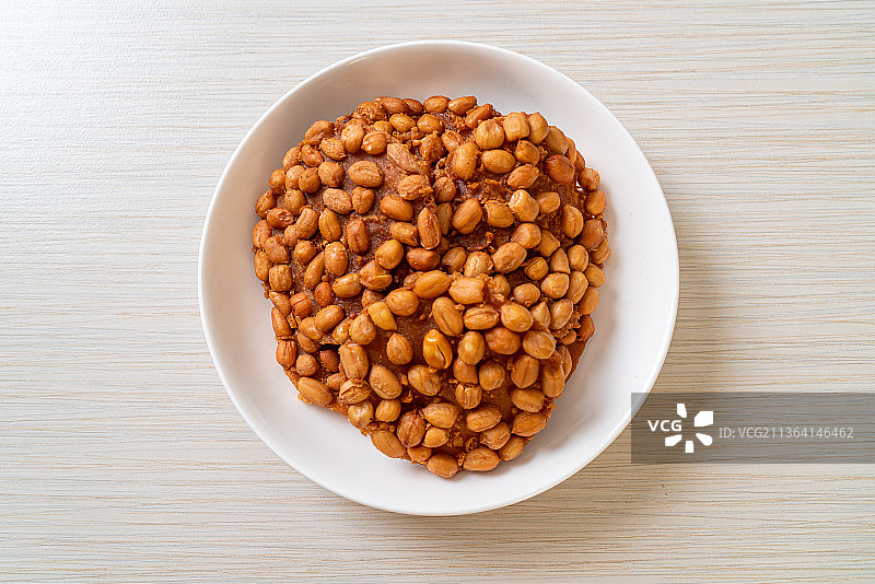 泰式炸花生饼干，高角度看碗里的豆子图片素材