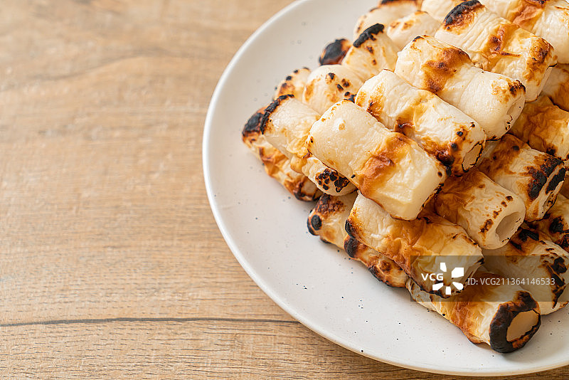 烤鱼糕串或烤鱿鱼串图片素材
