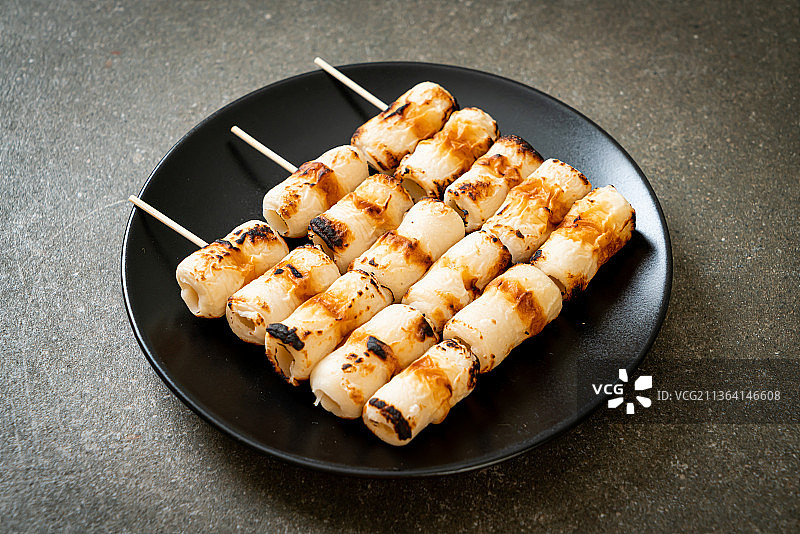 烤鱼糕串或烤鱿鱼串图片素材
