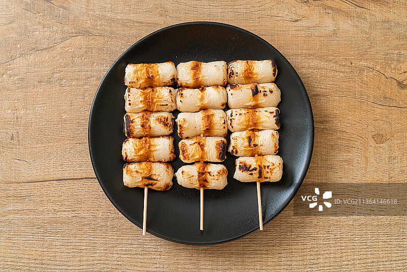 烤鱼糕串或烤鱿鱼串图片素材