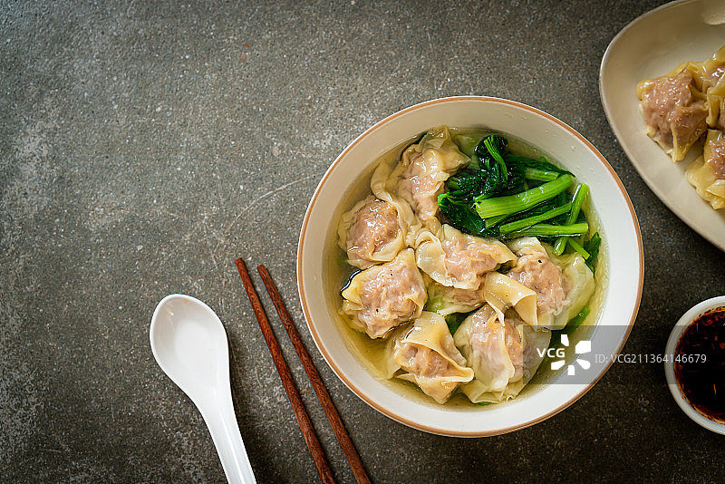 蔬菜猪肉馄饨汤或饺子汤图片素材
