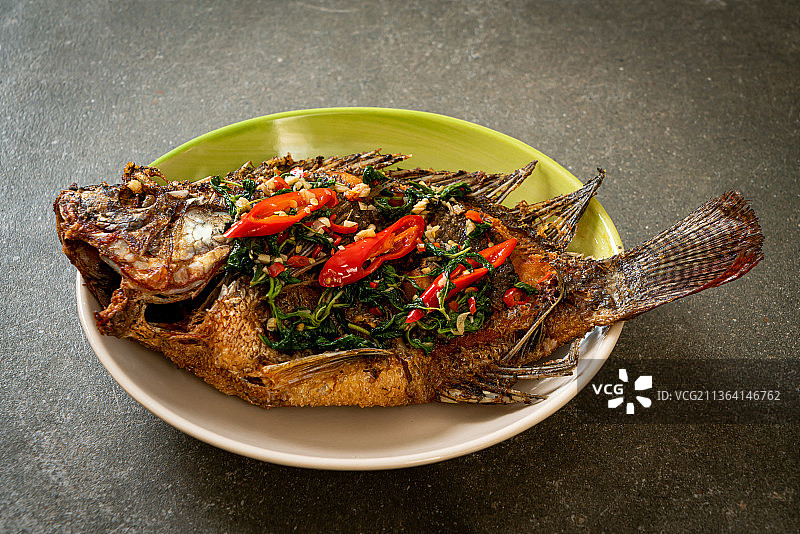 罗勒辣椒蒜蓉酱炸罗非鱼图片素材