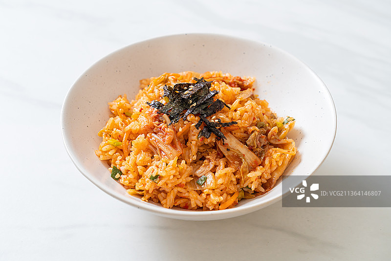 泡菜炒饭配海苔和白芝麻图片素材