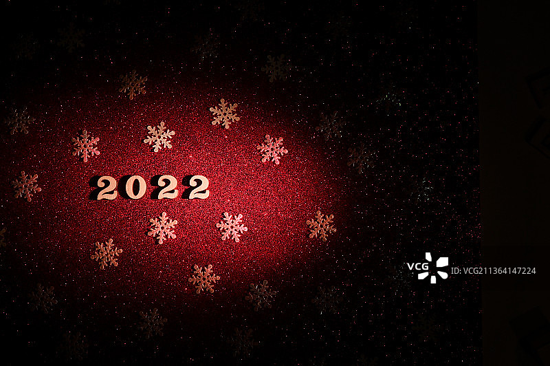 红色背景上的2022年雪花图案图片素材