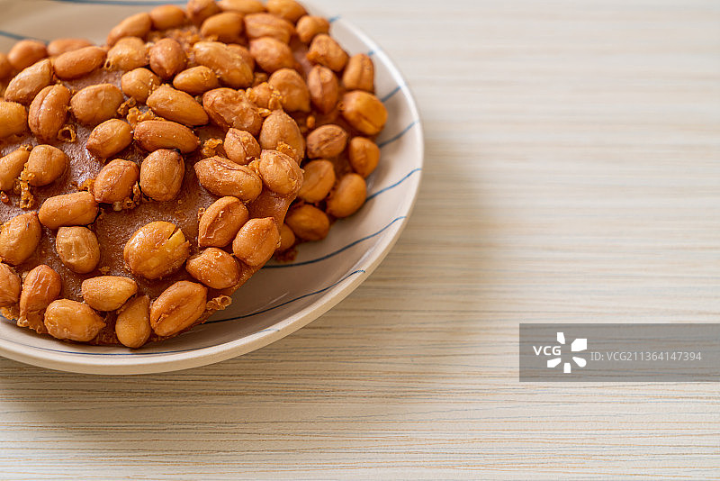 泰式花生饼干，碗装花生高角度视图图片素材
