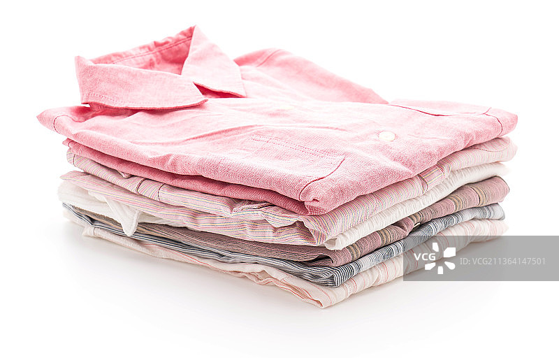 白色背景上的成堆衣物和毛巾特写图片素材