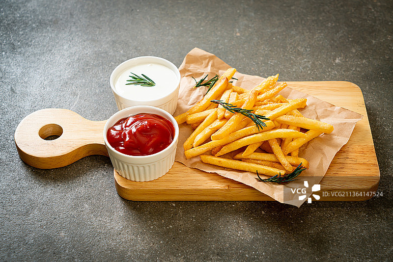 炸薯条配酸奶油和番茄酱图片素材