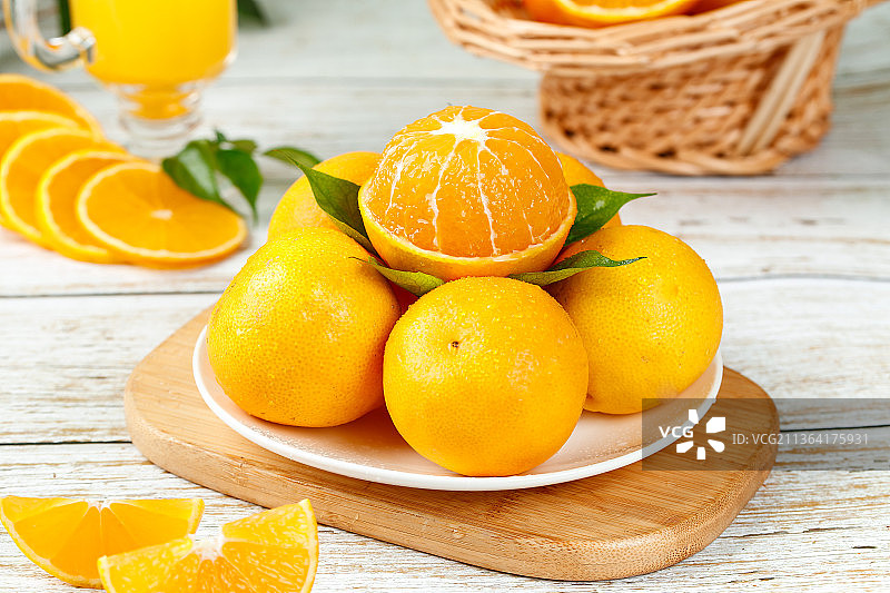 木板上摆放着一盘爱媛果冻橙图片素材