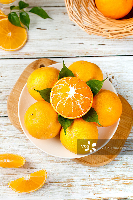木板上摆放着一盘爱媛果冻橙图片素材