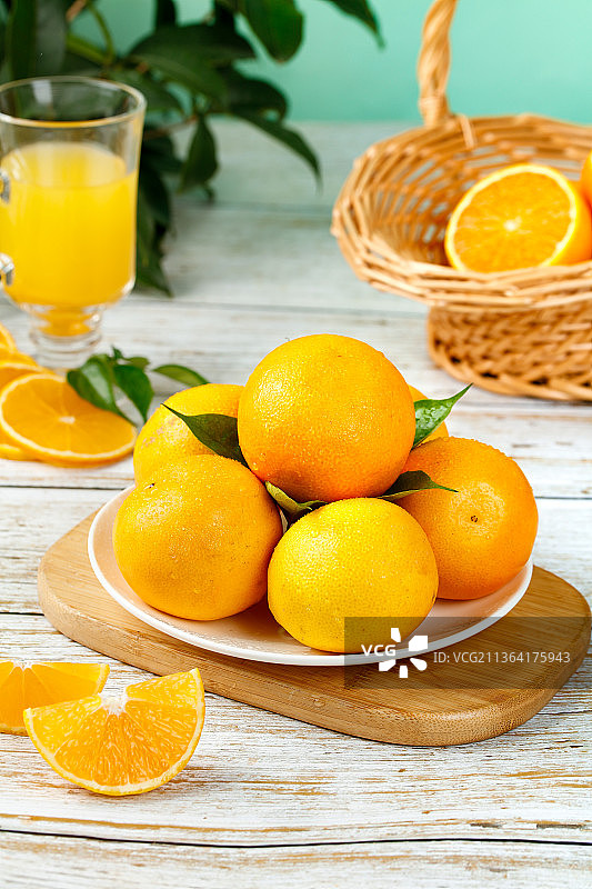 木板上摆放着一盘爱媛果冻橙图片素材