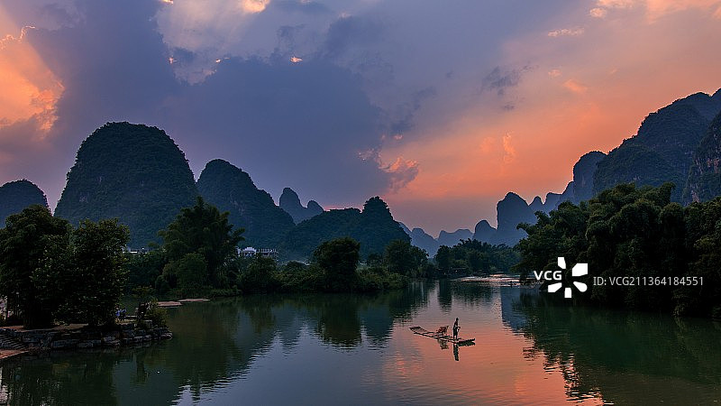 遇龙河落日下收班的船夫图片素材