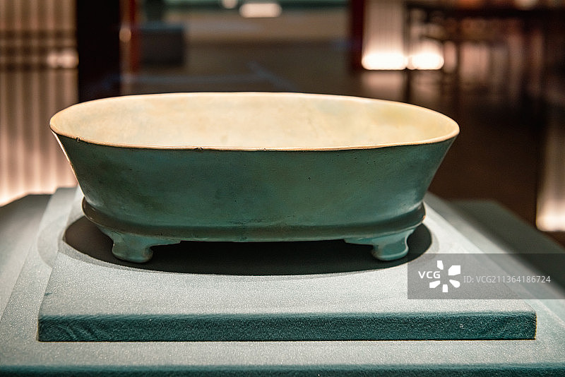 中国北宋汝窑瓷器，天青釉椭圆形水仙盆图片素材