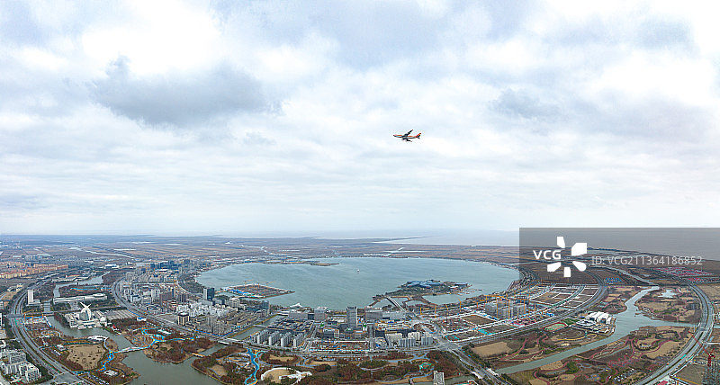 飞机飞过滴水湖·上海浦东·南汇新城·临港新片区图片素材