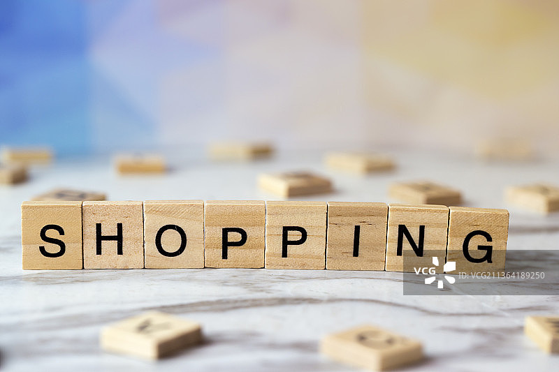 木制字母拼接的单词shopping图片素材