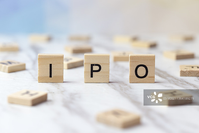 木制字母拼接的单词IPO图片素材
