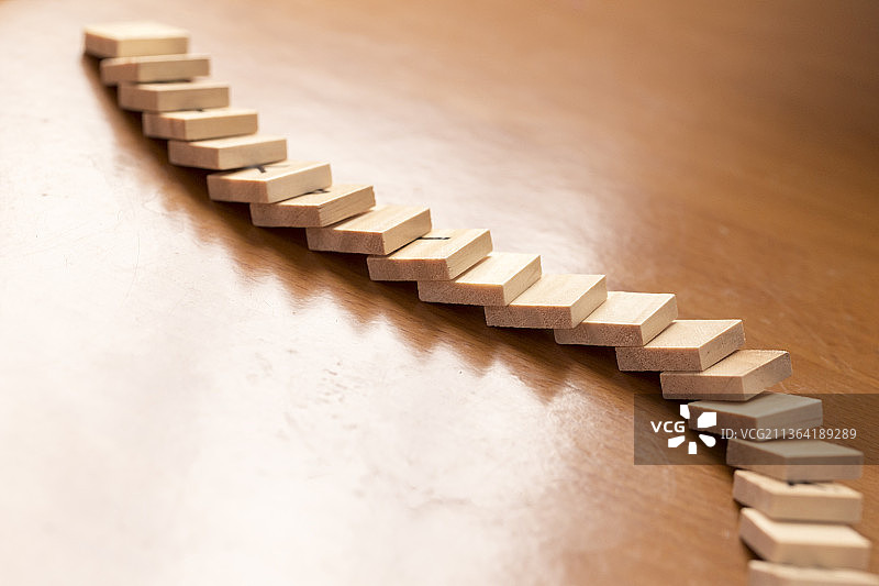 桌面上摆放着的多米诺骨牌图片素材