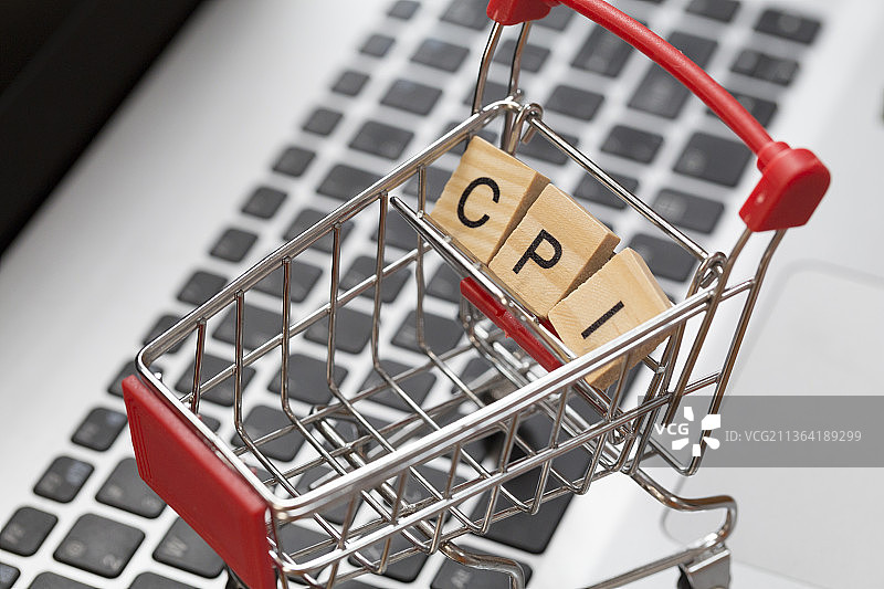 木制字母拼接的单词CPI图片素材