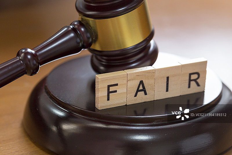 木制字母拼接的单词fair图片素材