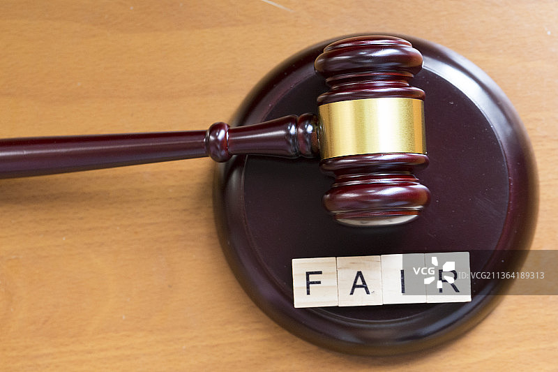 木制字母拼接的单词fair图片素材