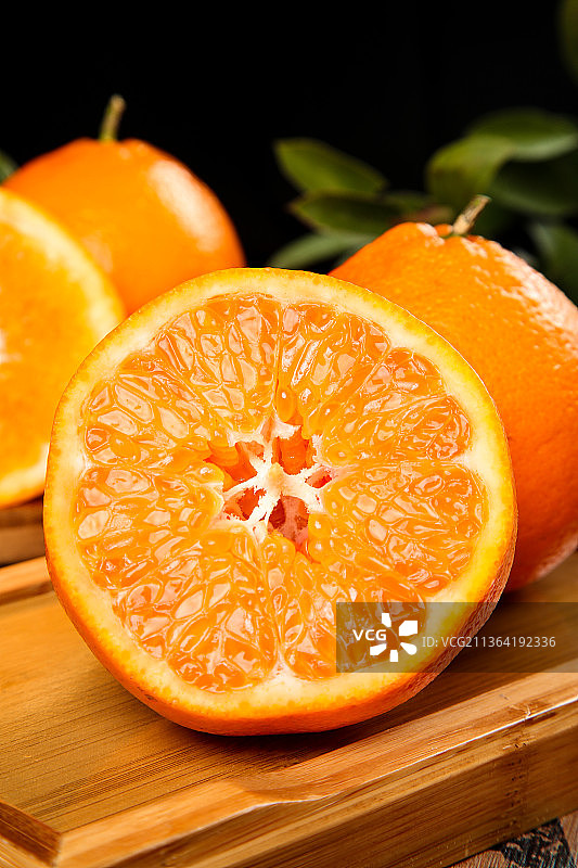 木板上放着春见耙耙柑图片素材