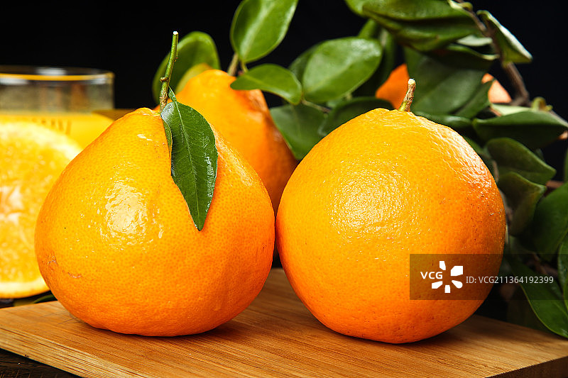 木板上放着春见图片素材