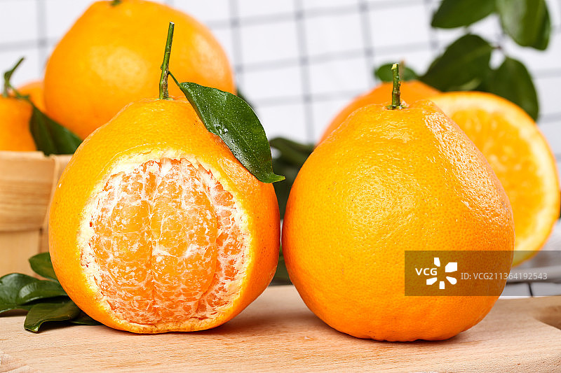 浅底上放着春见图片素材