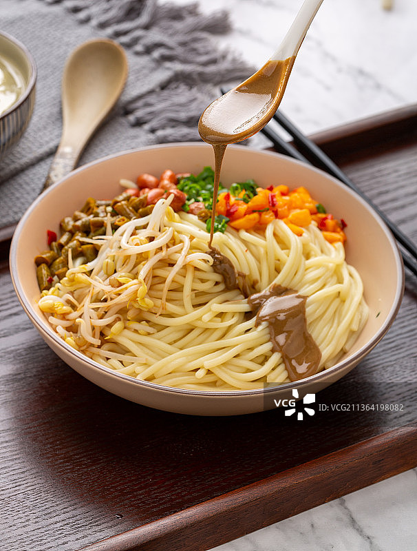 热干面上浇芝麻酱图片素材