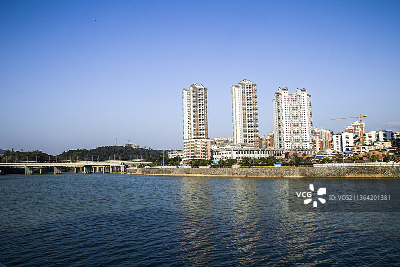 晴天海边的商品房图片素材