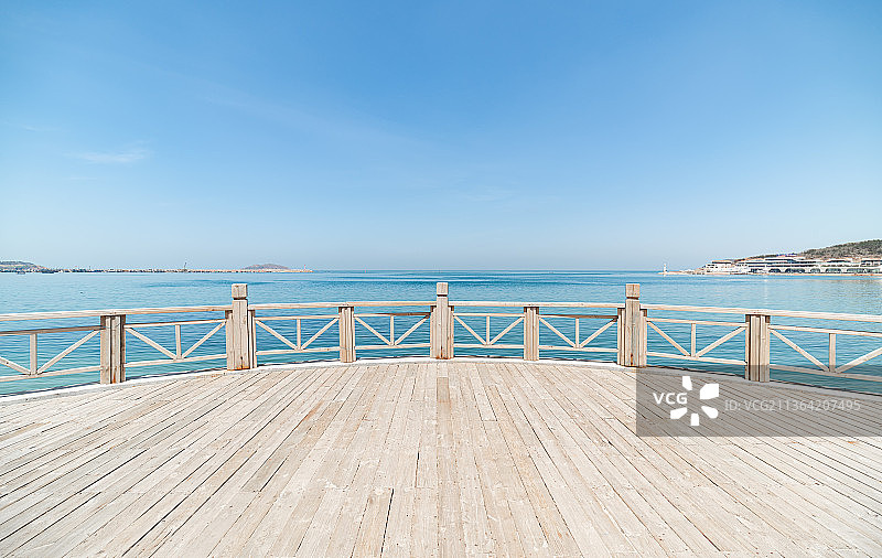 安静的海和木质观景平台图片素材