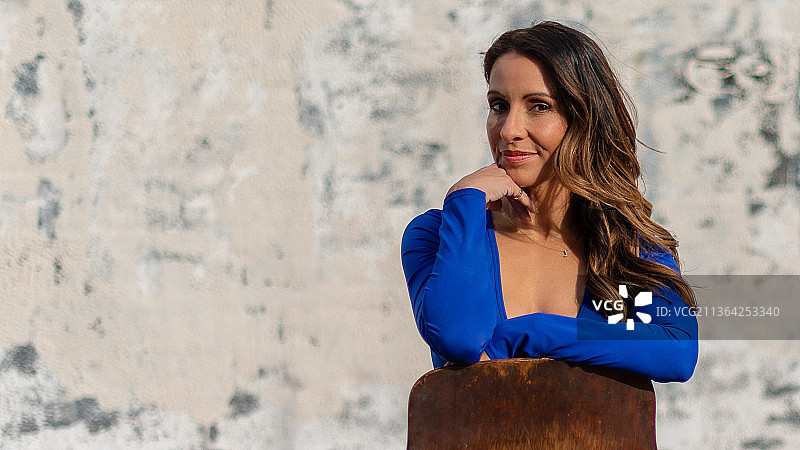 站在墙边的年轻女子肖像，美国德克萨斯州达拉斯图片素材