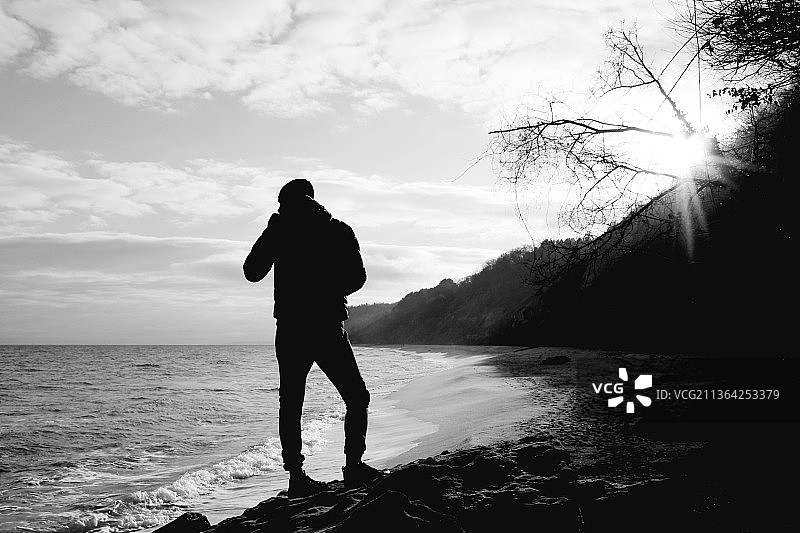 站在海边岩石上的男子剪影图片素材