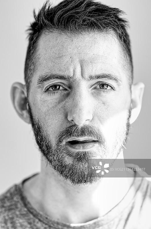 灰色背景前的男人特写图片素材