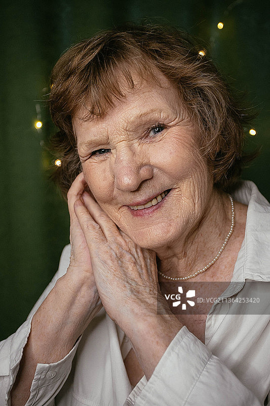 微笑的年长妇女在家里的肖像，俄罗斯图片素材
