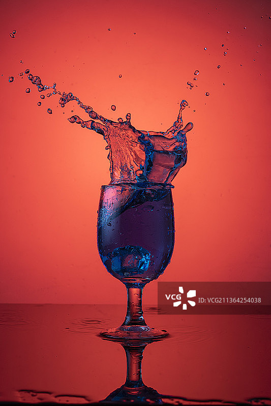 红色背景下的水花飞溅特写，印度尼西亚图片素材